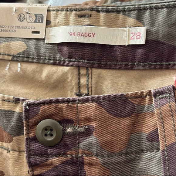 💕NWT Levi's 94” Baggy Cargo Camo Straight Leg Jeans size 28x30 - Picture 10 of 13